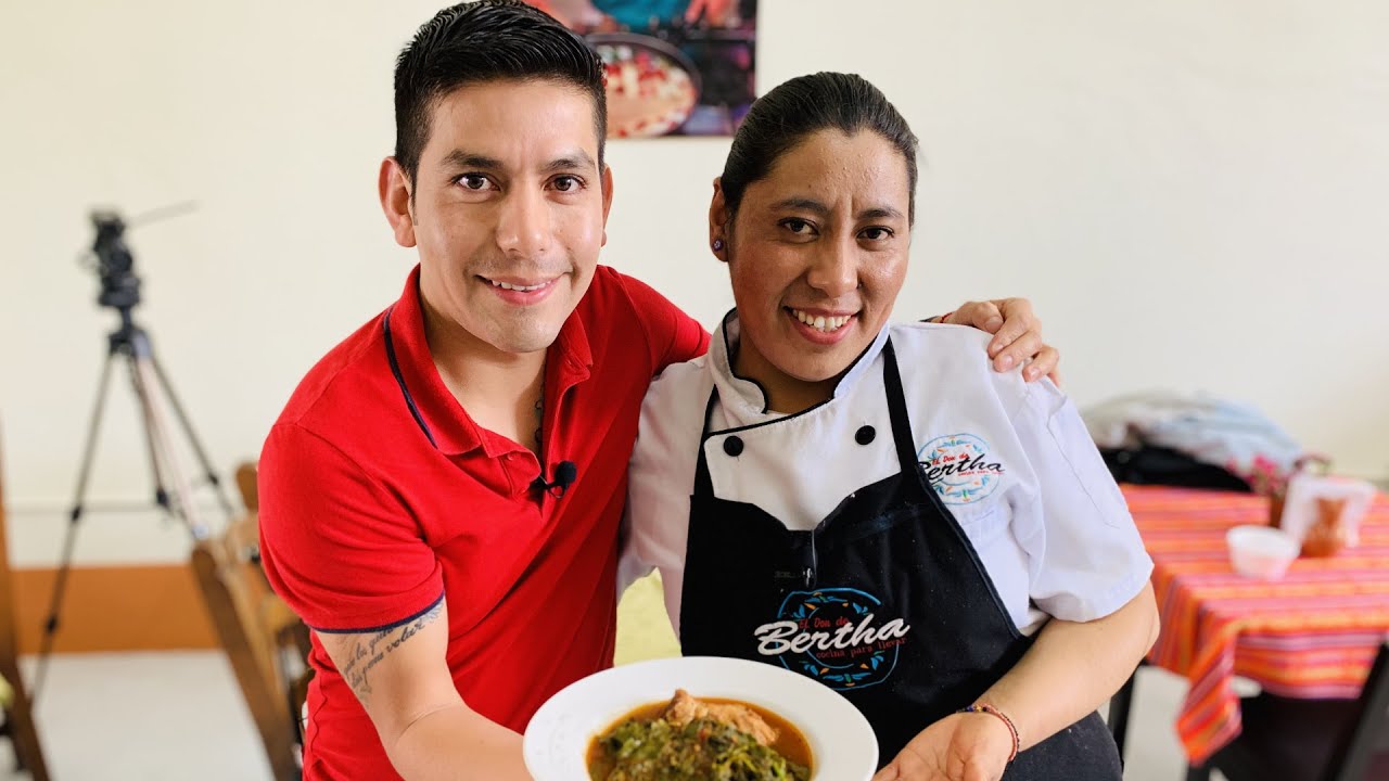 Nuevo restaurante de BERTHA MasterChef 2016 cocinando salsa con carne de cerdo y QUELITES HUAUZONTLE