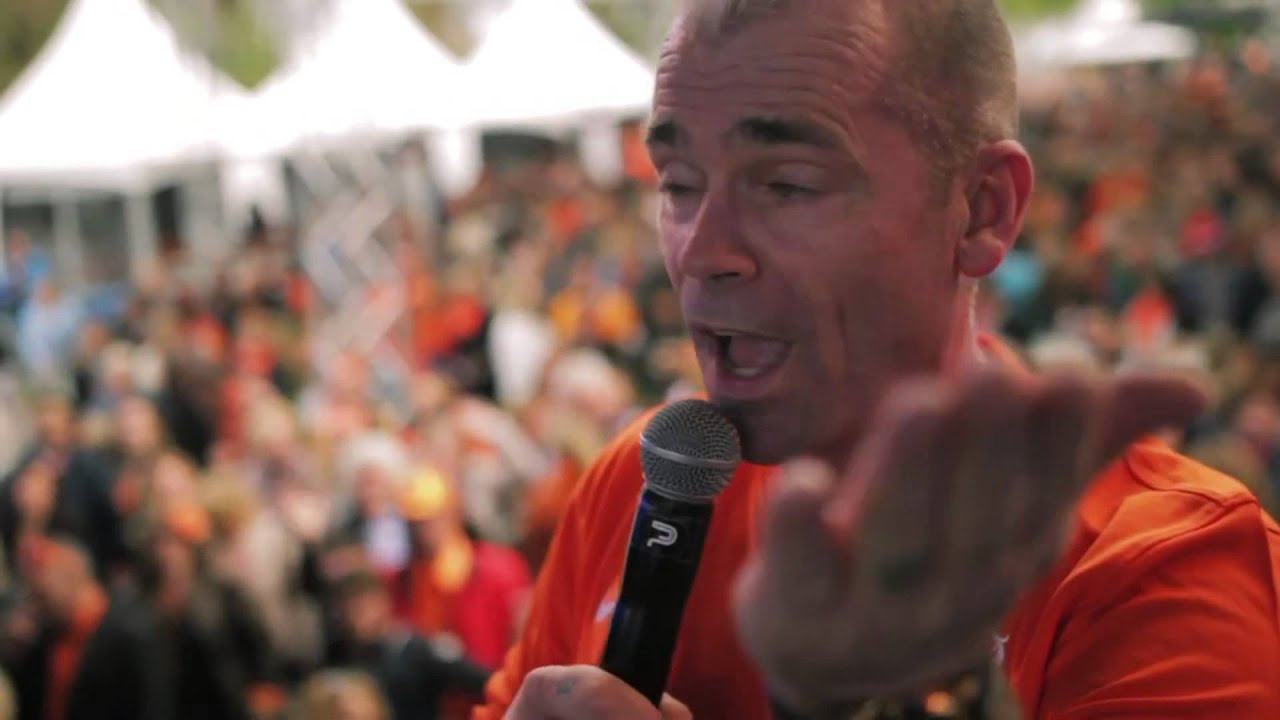 Mike Andrew As RobbieWilliams @ konigfest 2015