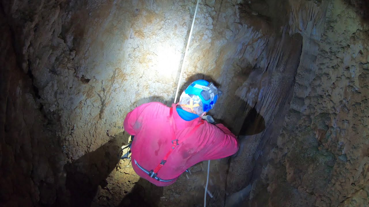 Espeleologia en el Avenc Roig en Tavernes de la Valldigna