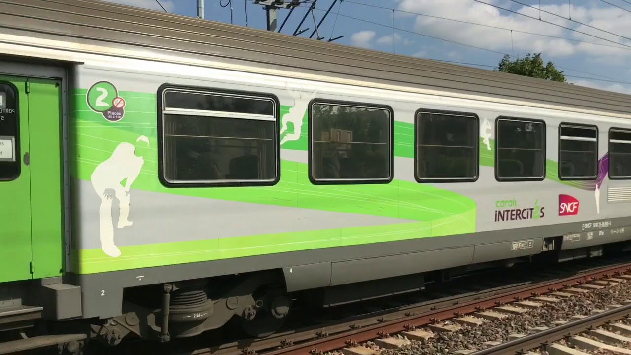 Arrivée et départ d'un train Intercité à la Charité sur Loire