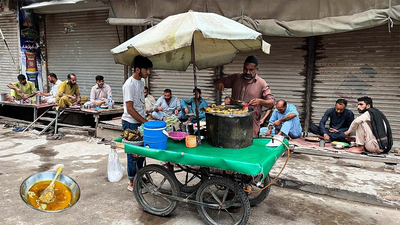 Poor Man&rsquo;s Luxury 😍 Only Rs 50 Kala Chicken Curry | Pure Punjabi Breakfast in Lahore 🇵🇰