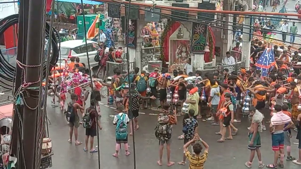 सावन माह में मुजफ्फरनगर के शिव चोक पर कांवड़िए परिक्रमा करते हुए वह छोटा भोला