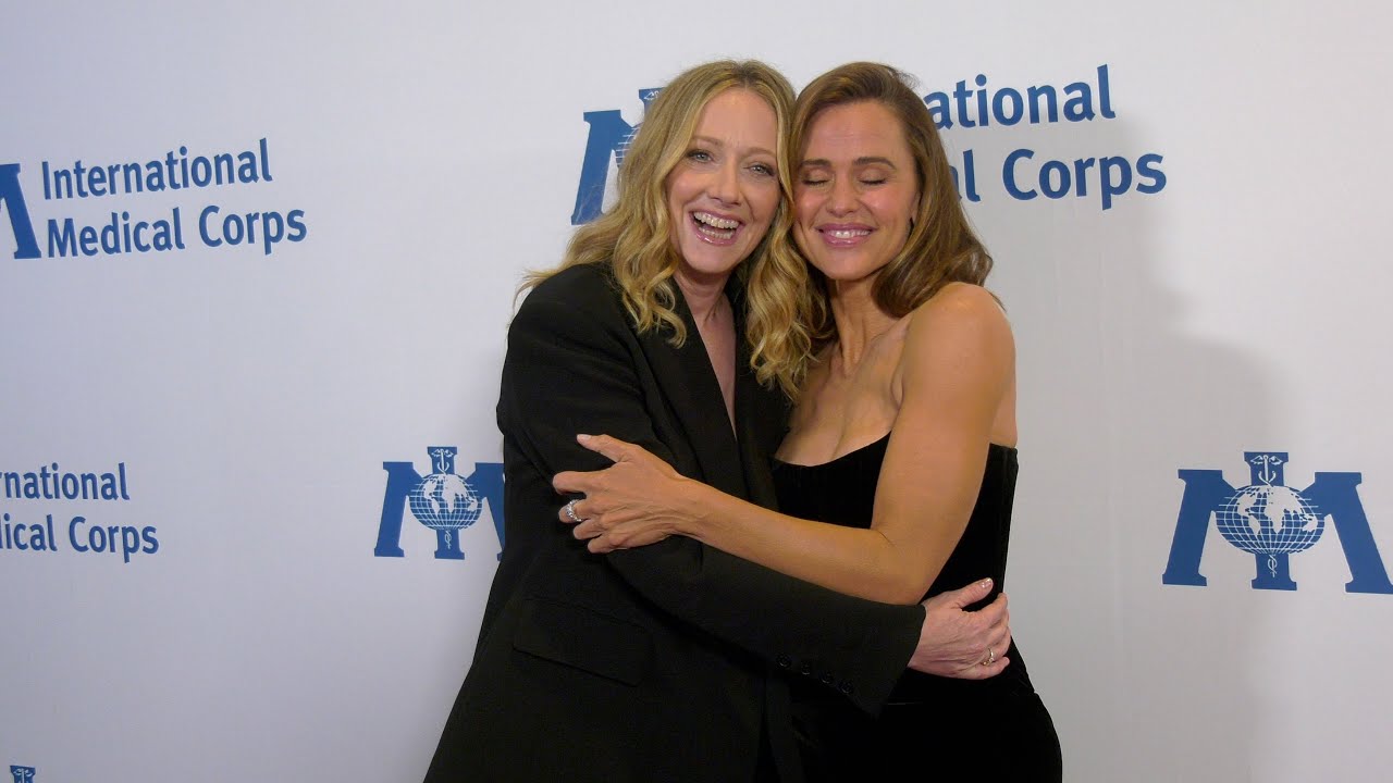 Judy Greer and Jennifer Garner 2025 International Medical Corps Annual Awards Red Carpet