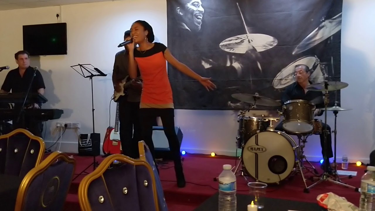 Deleelah Singing Live at Greenies Lounge Part 1