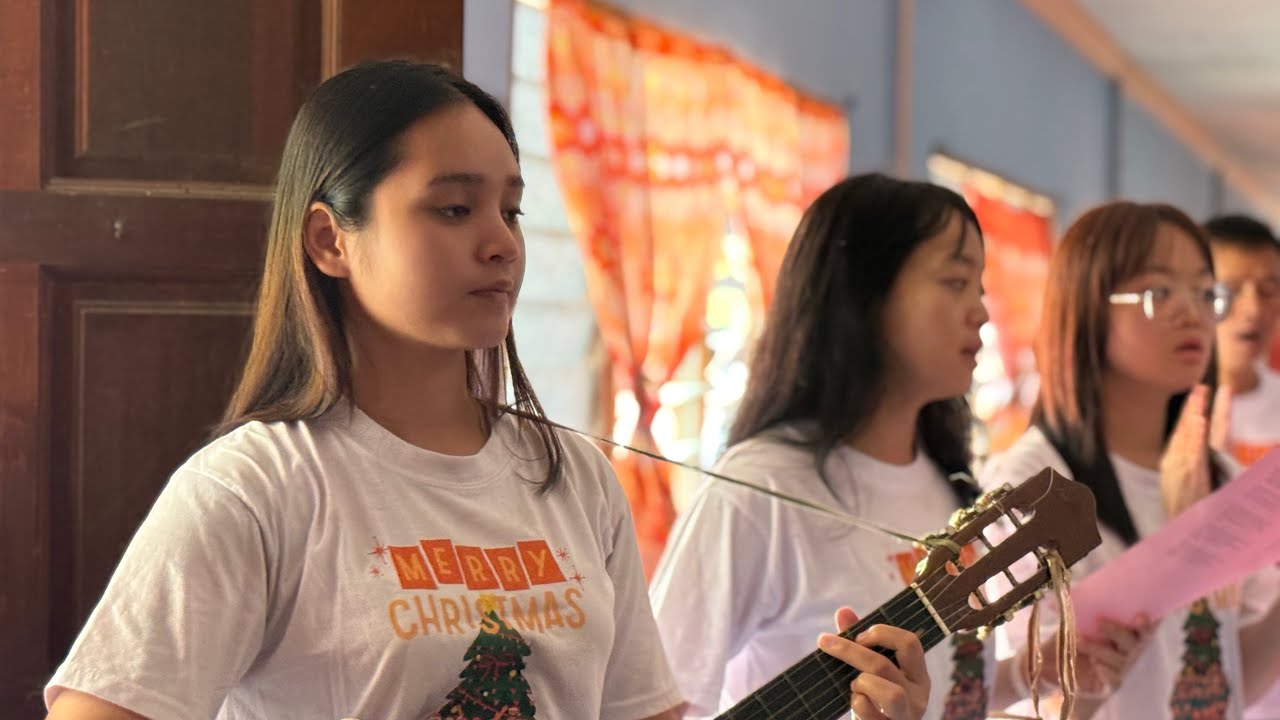Carolling sembiang bilik ke bilik di BEM Lubok Tukok, Paku Kapit