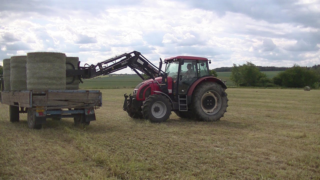 Svážení balíků Zetor forterra 12441
