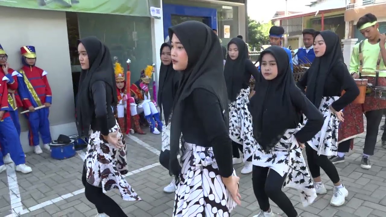Penampilan Grup Calung SMK Bhakti Praja Margasari di Acara Pasar Ramadhan Bersama BRI Margasari