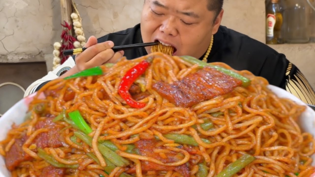 猴哥出手就是硬菜！精心制作红烧肉焖面，肉香裹面好吃到舔盘！【胖猴仔】