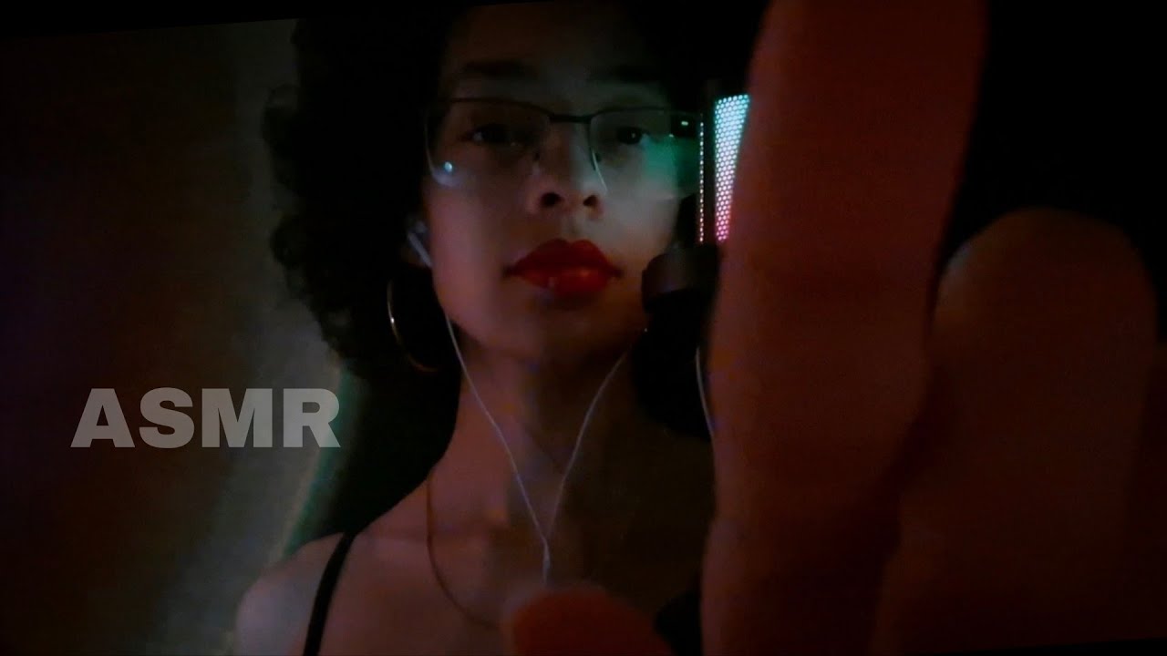 ASMR NO ESCURO COM SOM DE CHUVA NO FUNDO 🌧