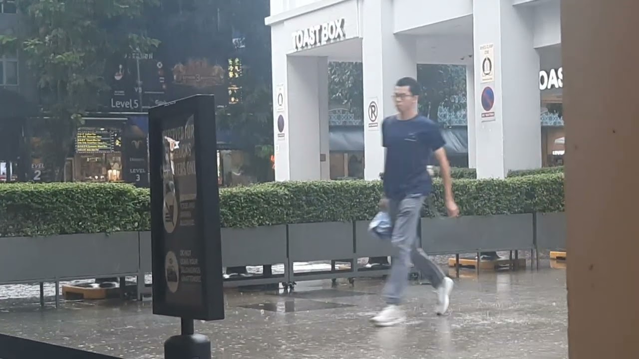 SingaporExperience  peaceful tropical rain in Singapore. This 4K video @ BUGIS JUNCTION