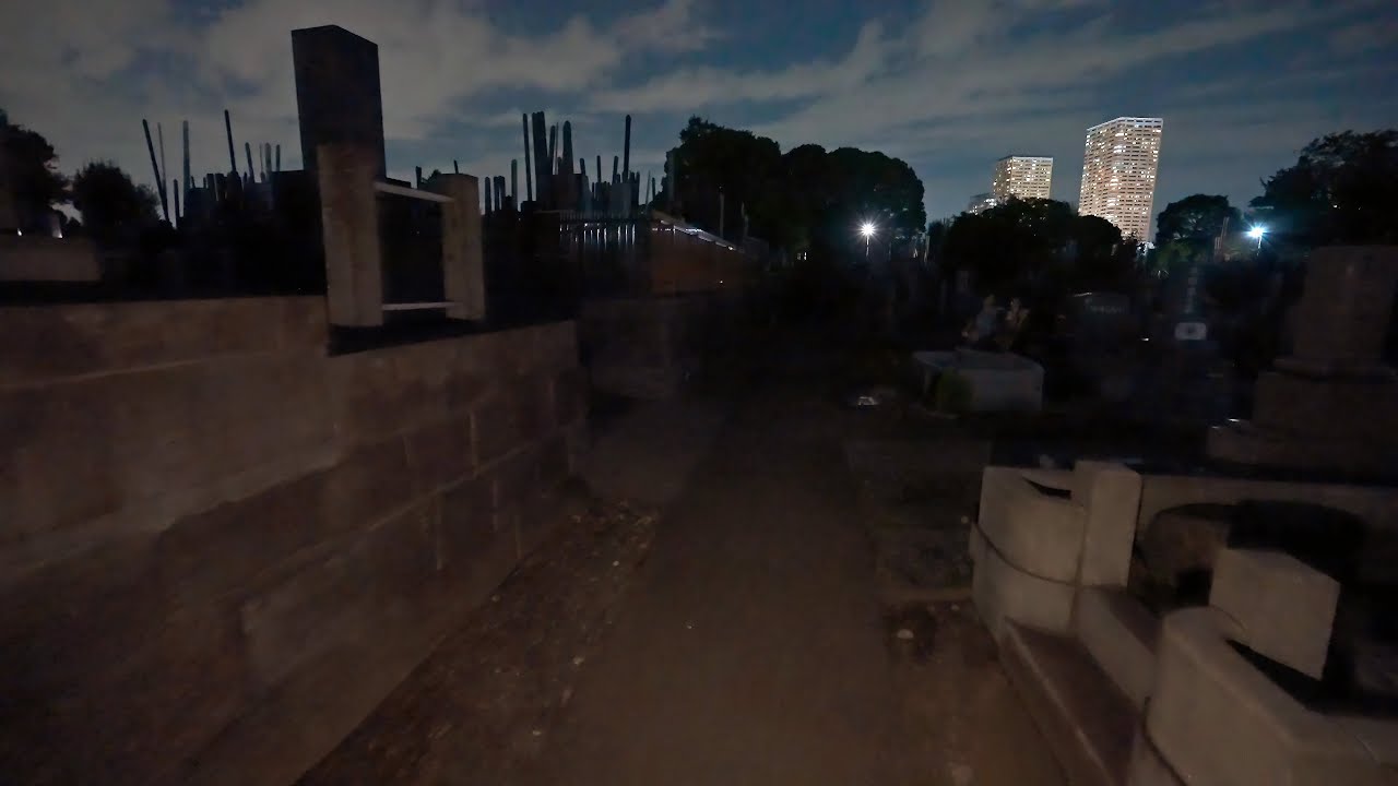 Прогулка по кладбищу на канун Хэллоуина・4K HDR