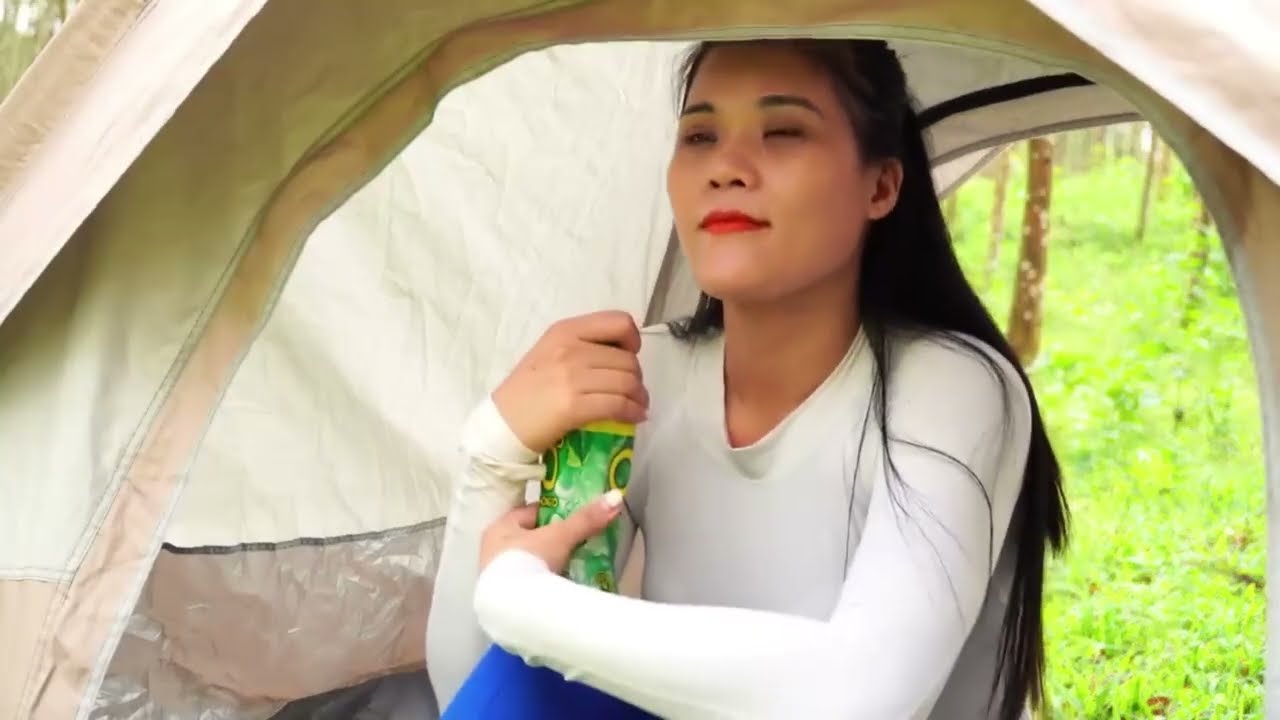 Solo camping in the rain in the deep forest, wild cooking,Relaxing healing sounds,Asmr,solo survival