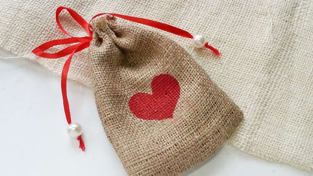 How To Create A Nice Burlap Gift Pouch - DIY Crafts Tutorial - Guidecentral