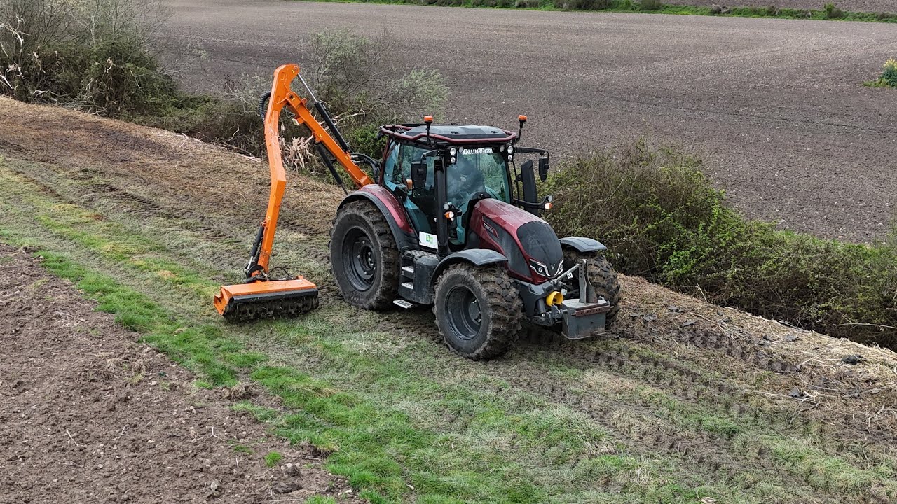 Valtra N155 cabine skyview avec Epareuse Rousseau kastor 550PA