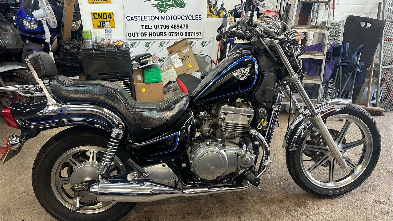 Kawasaki EN500 1990 in the garage for a full service & front tyre change.