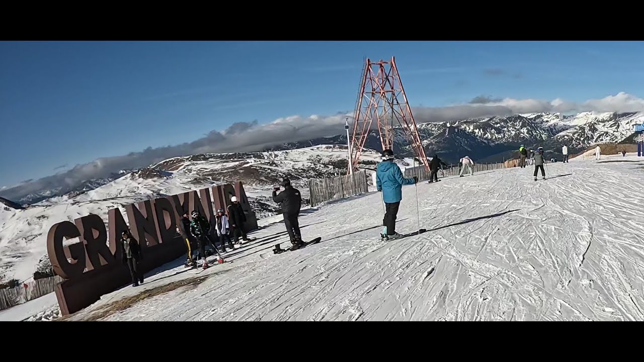 Pas De La Casa. Grandvalira. Andorra. Dec 30th 2023. Pista Port into Tubs blue run.