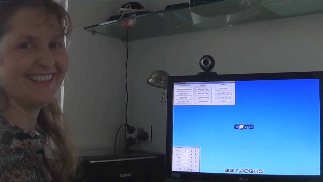 Mum Tries Out Tinycore Linux 4.7.7 (2013)