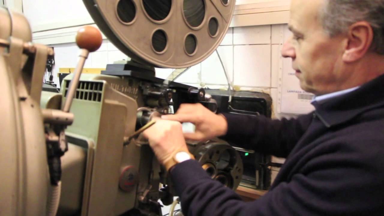 Dentro la sala proiezione del cinema. Dalla pellicola al digitale