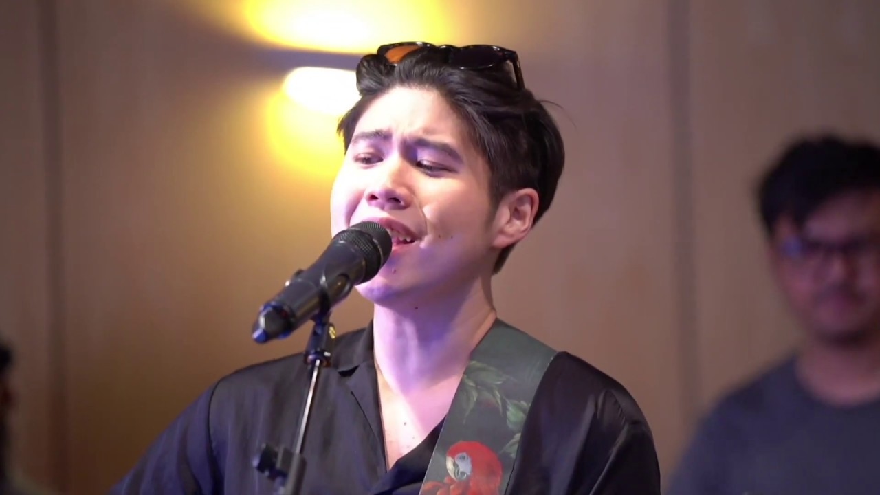 White Live Presents “Atom” [Live Session]