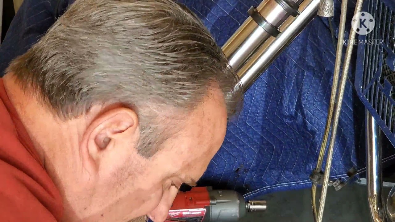 Honda Magna 1996. Fork seal replacement pt 2.