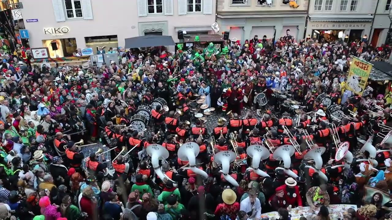 Rotsee-Husaren Hirschenplatz Auftritt Güdismäntig | Luzerner Fasnacht 2023