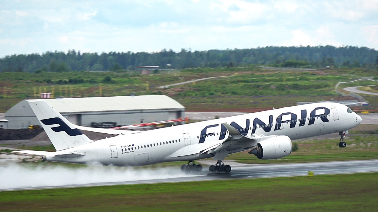 4K | 10 MINS of STUNNING PLANESPOTTING at Helsinki Vantaa Intl Airport (HEL/EFHK)