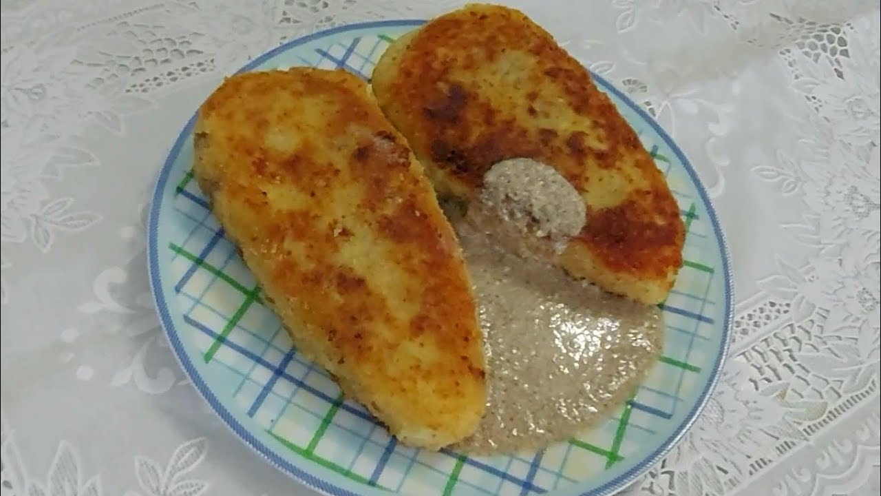 Картофельные зразы с мясом и грибным соусом.