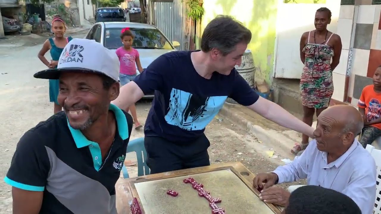 ¿EL ES GRINGO O DOMINICANO?
