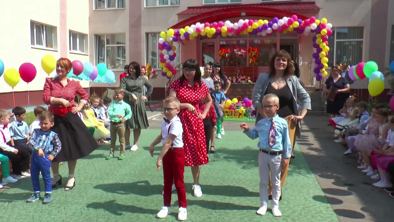 Стиляжний флешмоб батьків і дітей  на випускному світі 