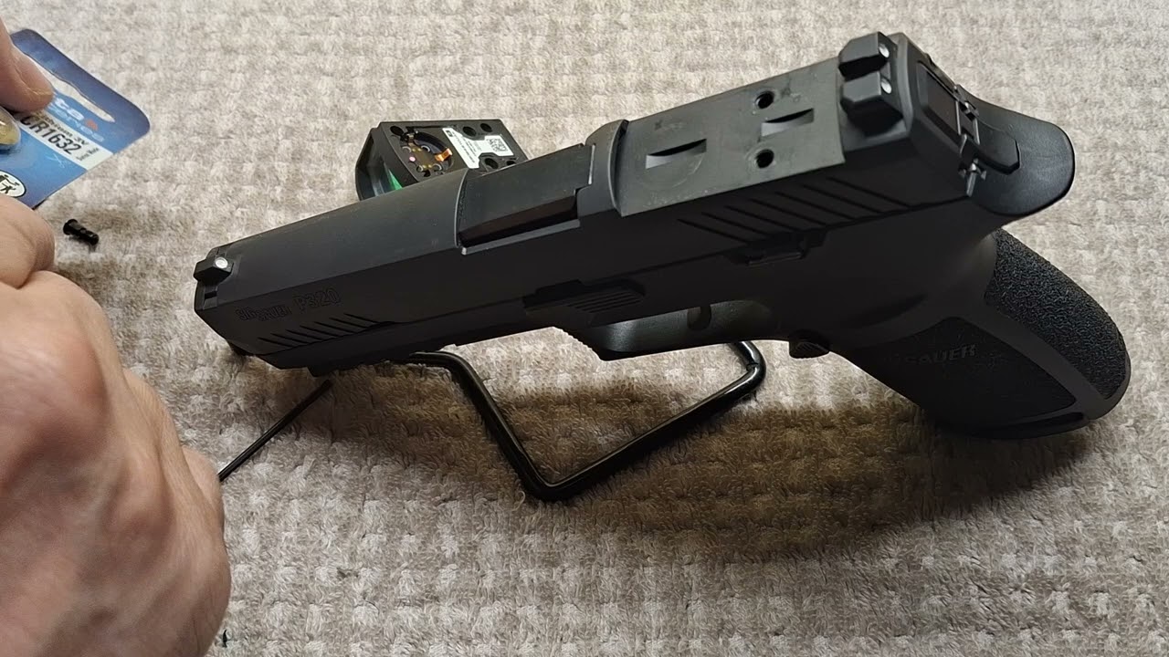 레드 돗 밧데리 교체 : Sig Sauer P320 9mm  Romeo Zero Pro 레드 돗 밧데리가 죽어서 교체를 해 봤습니다.