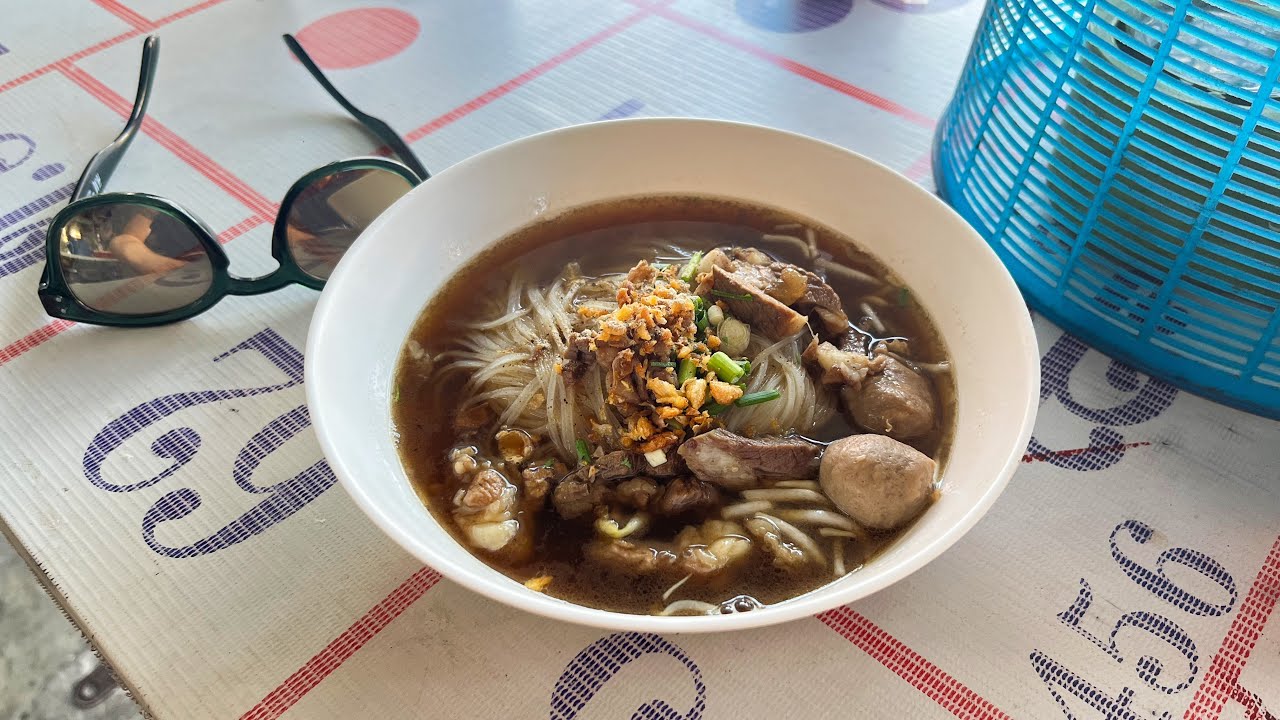 Noodles and Thai tea in Chiang Mai for less than a $ (ASMR Walk)