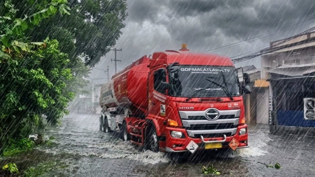 A HUGE RAINSTORM IN AN INDONESIAN VILLAGE WITH A QUIET LIFE