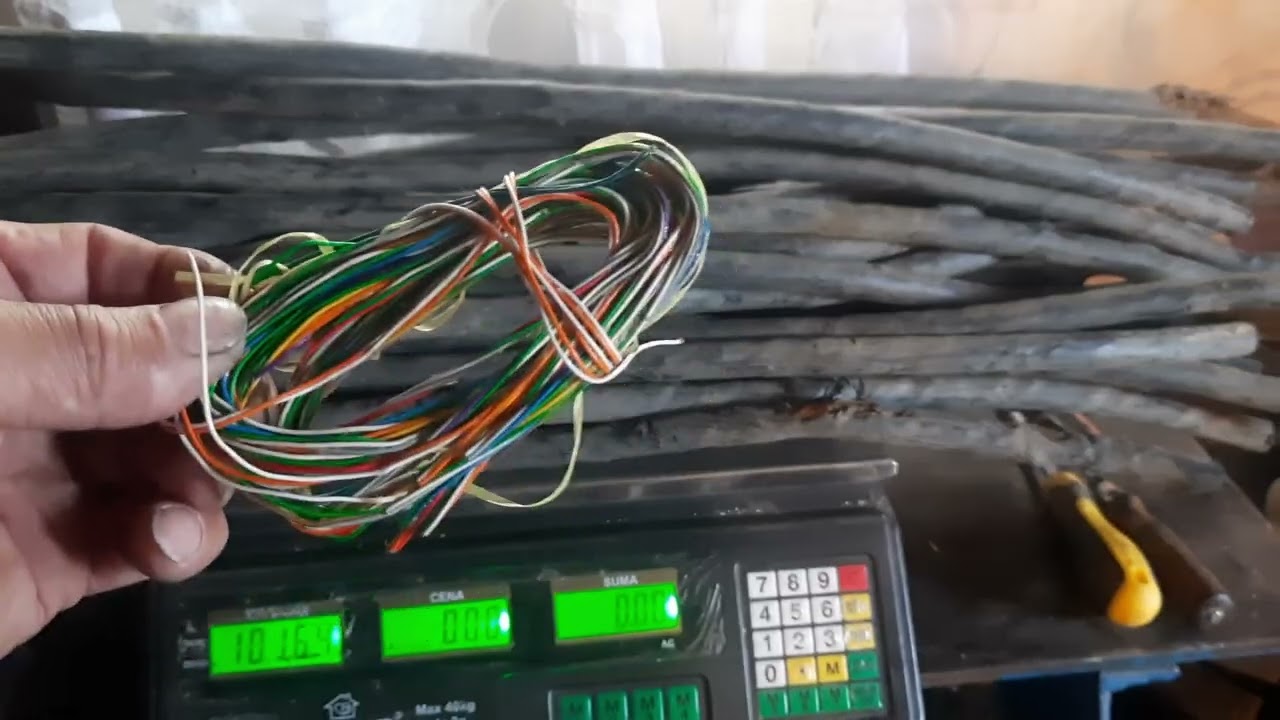 10 kg ziemnego kabla telefonicznego  ‐ Wykonano za pomocą Clipchamp