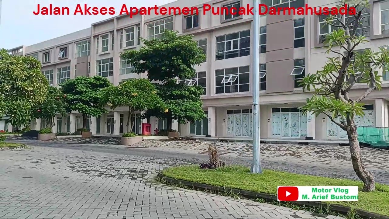 JALAN AKSES APARTEMEN PUNCAK DARMAHUSADA yang lebar & terhubung langsung dengan jalan MERR Surabaya