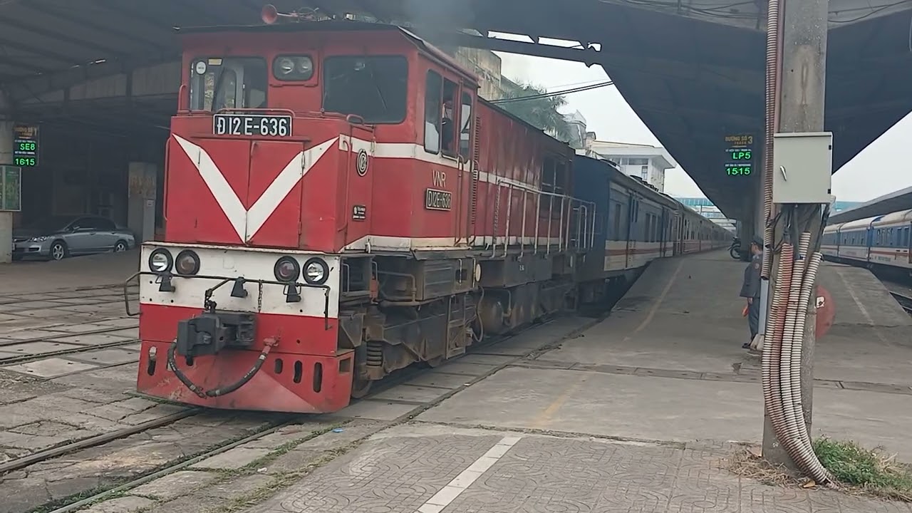 #78: D12E-636 kéo tàu LP5 rời ga Hà Nội trên đường sắt số 3 (15:14 ngày 10/02/2026)