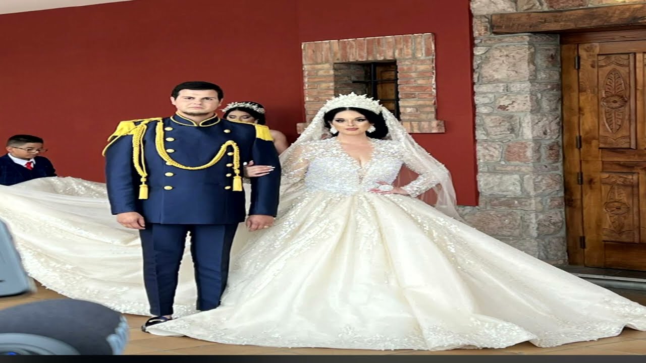 GRAN BODA GITANA ( LUIS JESUS Y ELISABETH ) CANTE A LOS NOVIOS OLE MIRA COMO BAILA