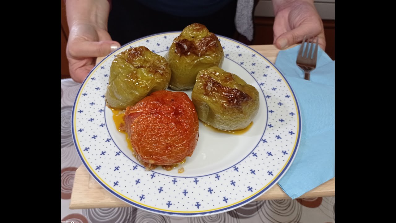 Kuchnia Grecka - Papryka nadziewana ryżem i mięsem mielonym (piperies jemistes)