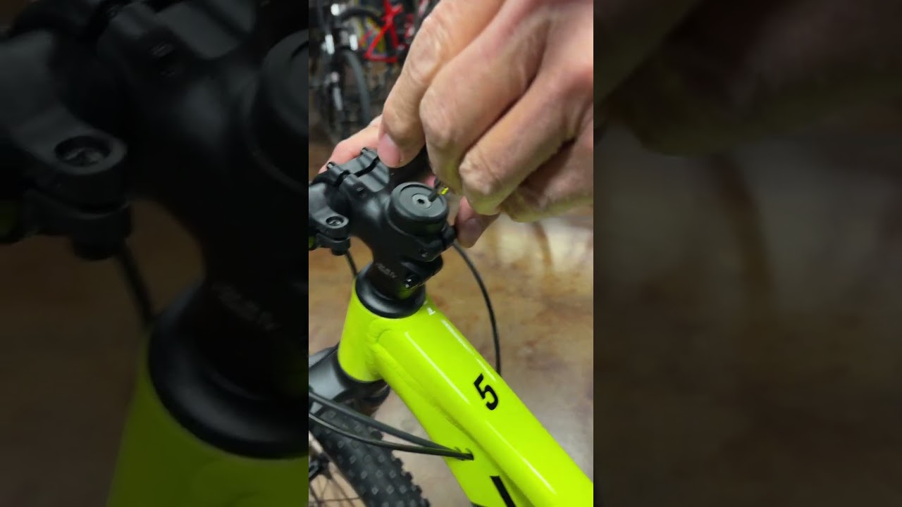 Tighten Loose Headset: Bike 🚵&zwj;♀️ Maintenance Quick Tip. #bikeshop #bikeshoplife #bikemaintenance