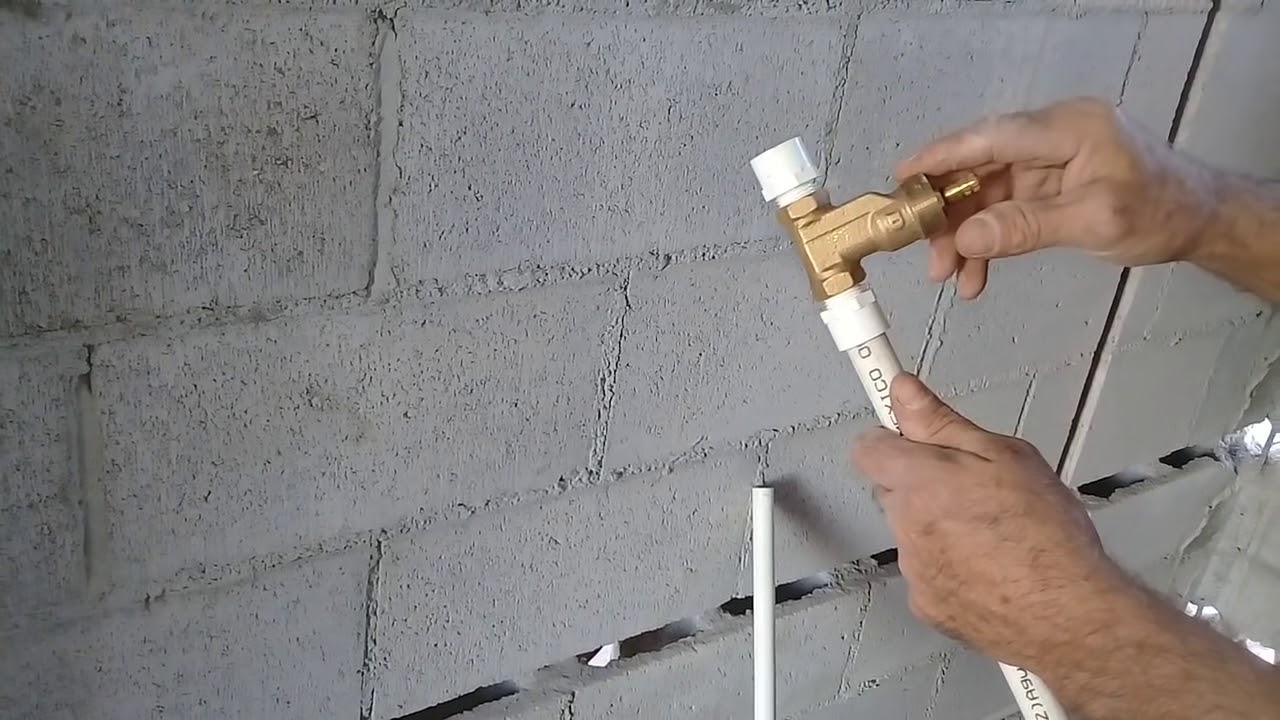 Instalando una llave de empotrar de bronce con tubería de PVC de 1/2