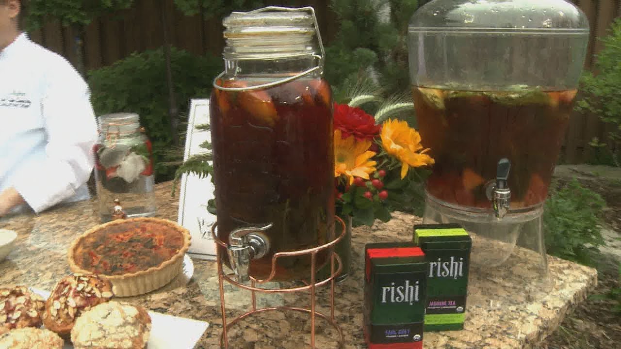 How to make sun tea with herbs and fruit