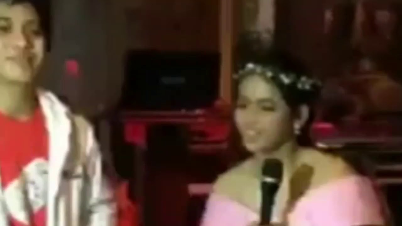 PASANGAN ROMANTIS NYANYI DUET 