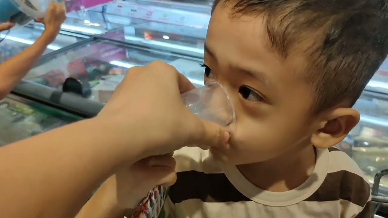 Dẫn Boy Ken đi siêu thị 