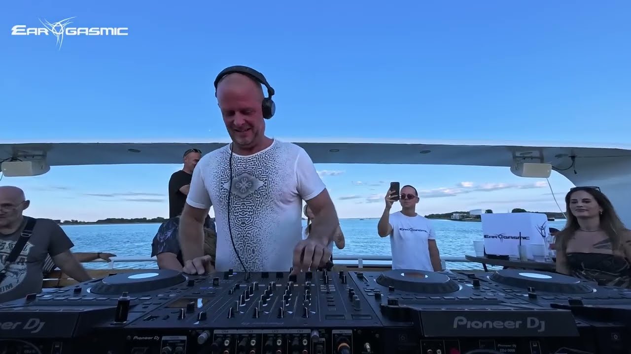 Richard Durand meets Andr&eacute; Visior & Kay Stone - Sunrise