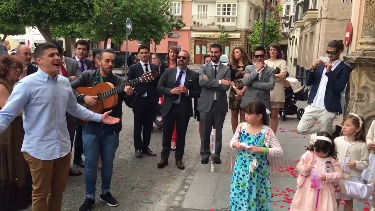 Miembro de Los Serenissimos canta pasodoble a los novios