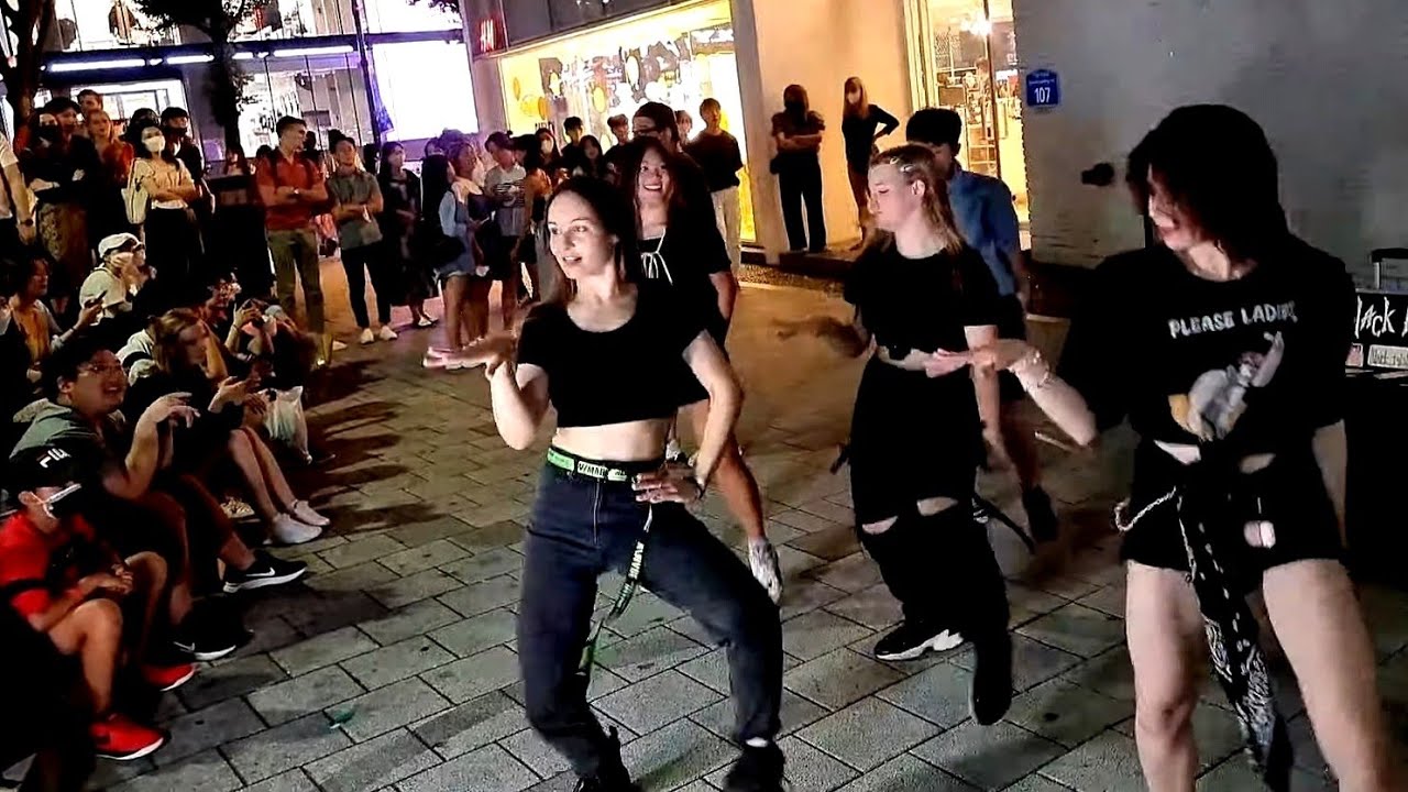 WEDNESDAY. BLACK MIST. BEAUTIFUL ATTRACTIVE HONGDAE BUSKING.