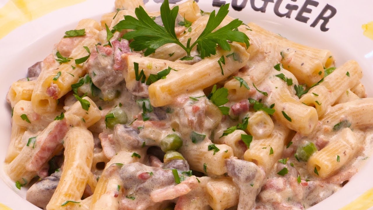 PASTA PANNA FUNGHI PISELLI E PROSCIUTTO