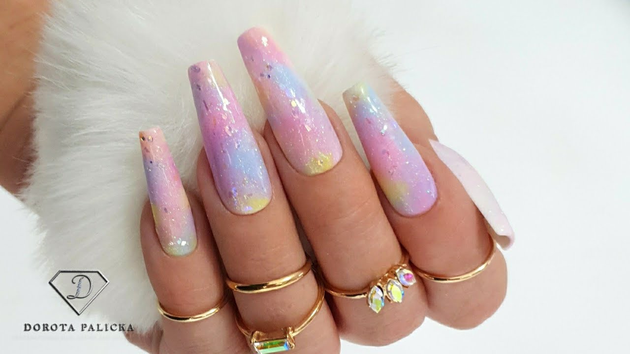 Rainbow tie dye ombre nails. Tie dye nail trend with glitter. Sponging nail art