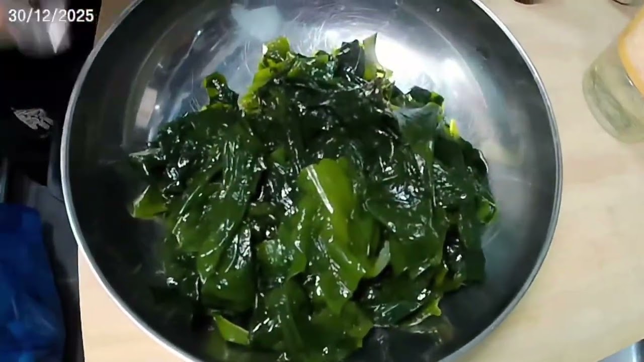 굴 조랭이 미역 떡국 굴을 넣었더니 맛있어요