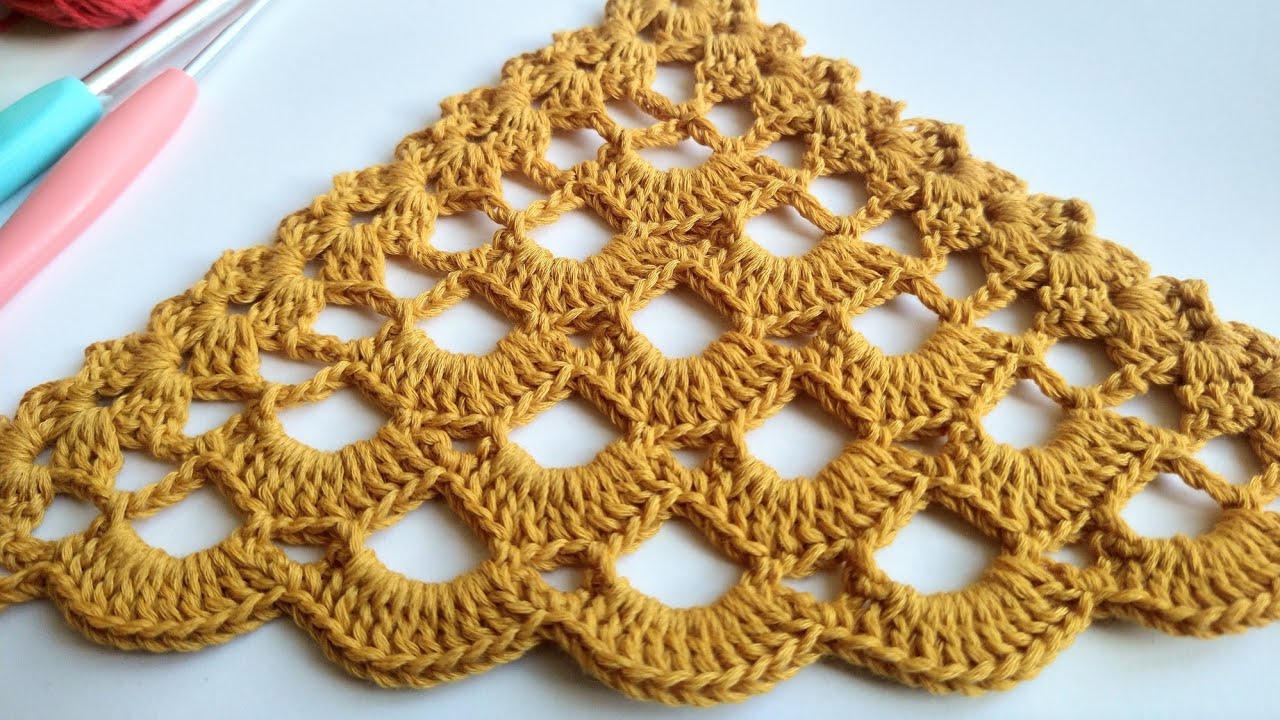 Crochet Shawl / Scarf Pattern  | Triangle Shawl Pattern #crochetshawl #crochettriangleshawl
