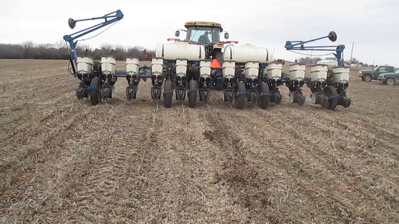 BigIron Online Auction 12-26-18 EN8259 - Kinze 3200 12x30 Planter